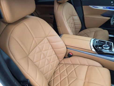 Used 2023 BMW 740i w/ Parking Assistance Package RWD image 28