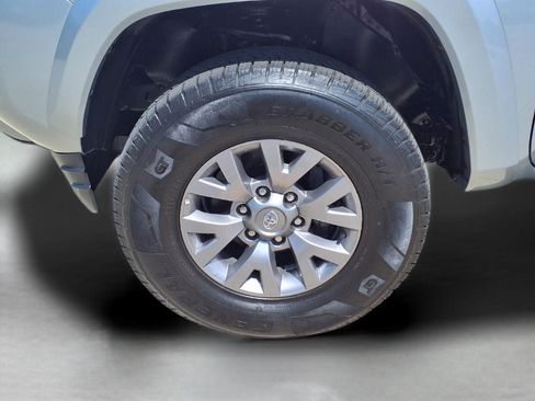 Certified 2019 Toyota Tacoma SR5 AWD/4WD image 9
