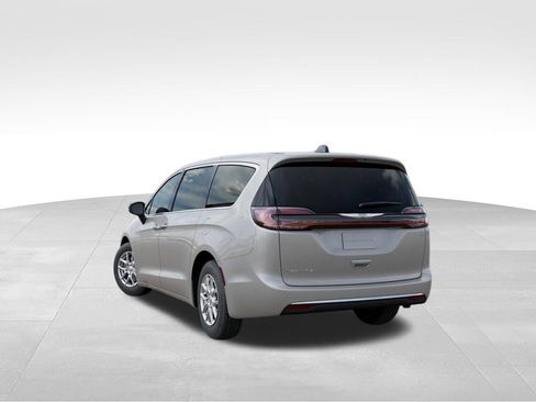 New 2026 Chrysler Pacifica Select image 3