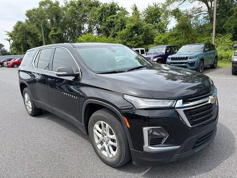 Used 2023 Chevrolet Traverse LS w/ Safety Package FWD image 9