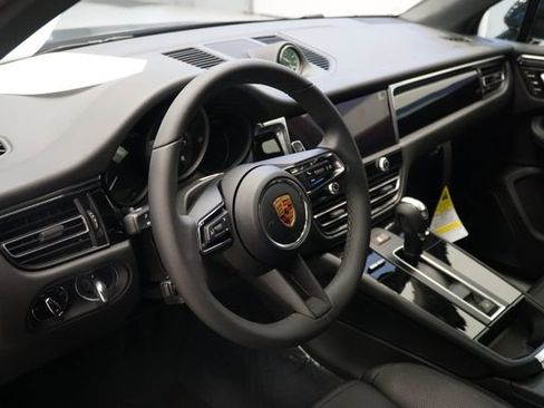 New 2026 Porsche Macan image 4