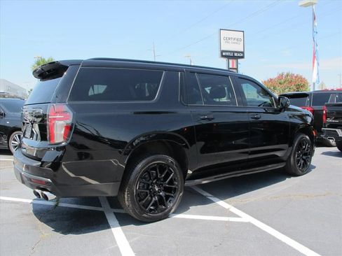 Used 2022 Chevrolet Suburban RST w/ Sport Performance Package AWD/4WD image 3