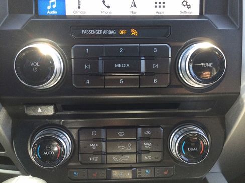Used 2018 Ford F150 Lariat w/ Equipment Group 502A Luxury AWD/4WD image 34