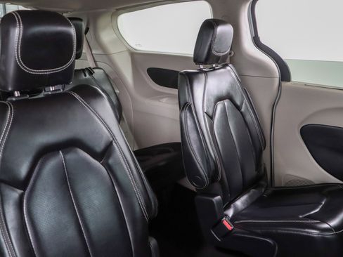 Used 2023 Chrysler Pacifica Touring-L FWD image 28