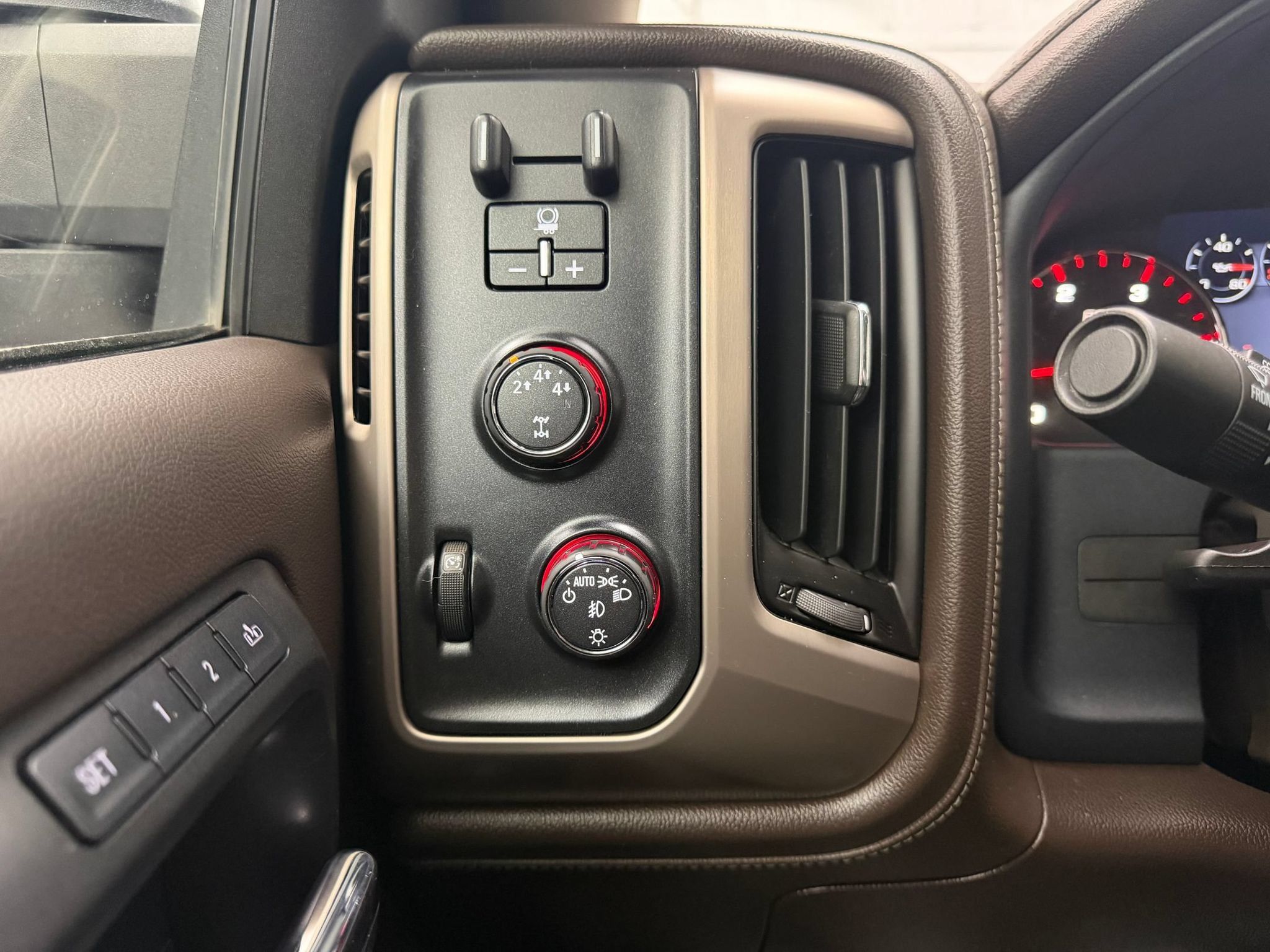 Used 2016 GMC Sierra 2500 Denali w/ Driver Alert Package AWD/4WD image 18