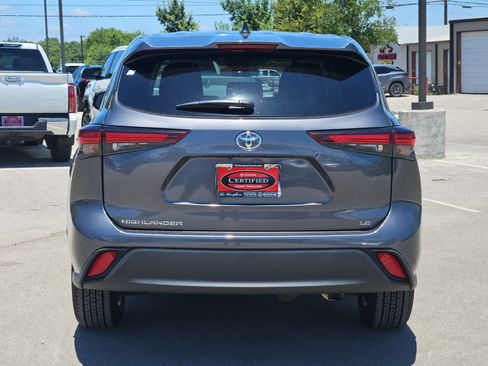 Certified 2025 Toyota Highlander LE FWD image 4