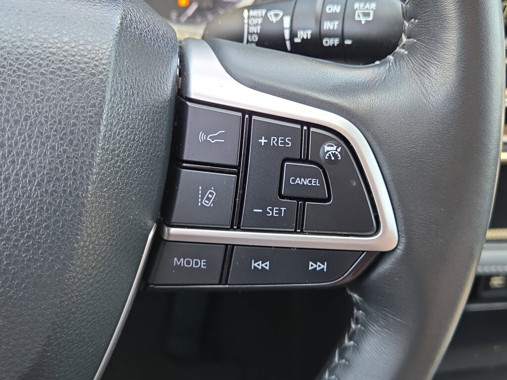 Used 2023 Toyota Highlander LE AWD/4WD image 23