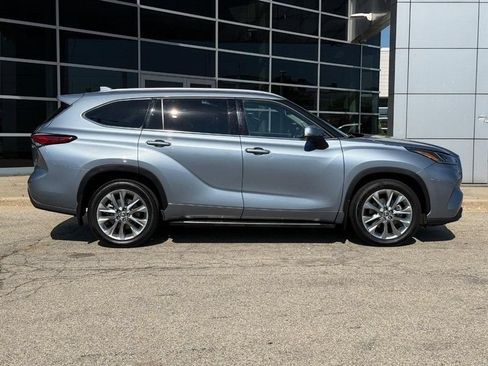 Used 2023 Toyota Highlander Limited AWD/4WD image 2