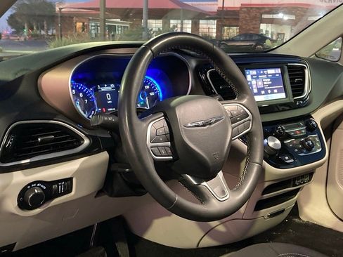 Used 2022 Chrysler Voyager LX image 9