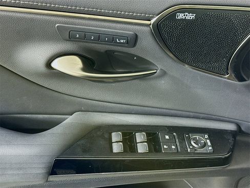 Used 2022 Lexus ES 300h w/ Luxury Package image 25