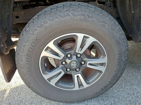Used 2016 Toyota Tacoma TRD Sport w/ Towing Package AWD/4WD image 9