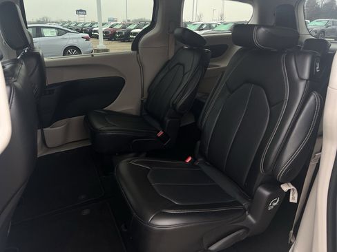 Used 2024 Chrysler Pacifica Touring-L image 12