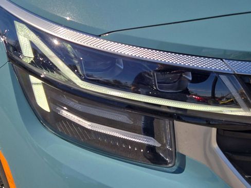 Certified 2025 Kia Seltos SX w/ SX Sunroof Package image 4