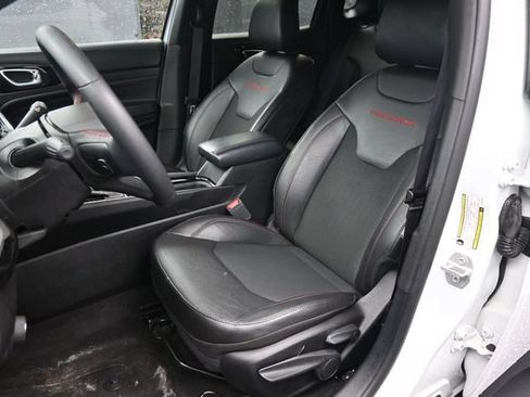 Used 2025 Jeep Compass Trailhawk AWD/4WD image 19