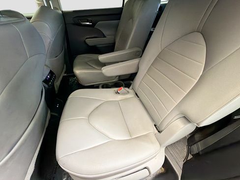 Used 2023 Toyota Highlander XLE FWD image 13