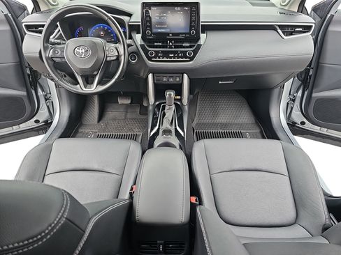 Used 2022 Toyota Corolla Cross XLE image 9