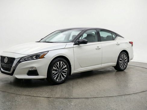 Used 2025 Nissan Altima 2.5 SV FWD image 3