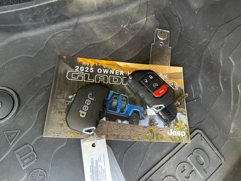 Used 2025 Jeep Gladiator Rubicon AWD/4WD image 9