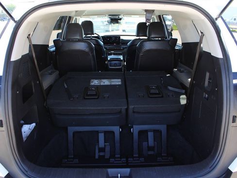 Used 2025 Kia Carnival FWD image 9