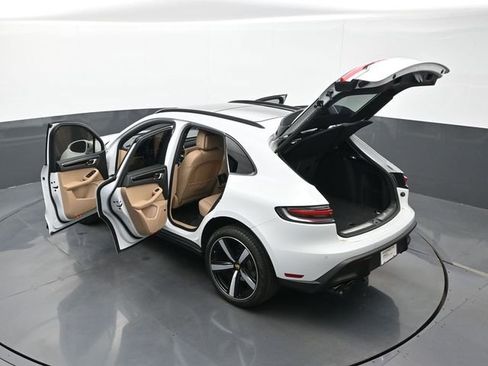 Certified 2025 Porsche Macan AWD/4WD image 28