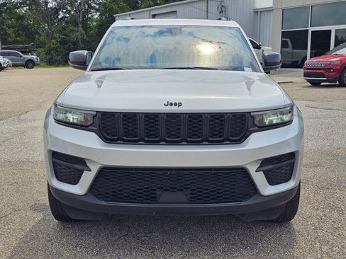 Used 2024 Jeep Grand Cherokee Altitude RWD image 4