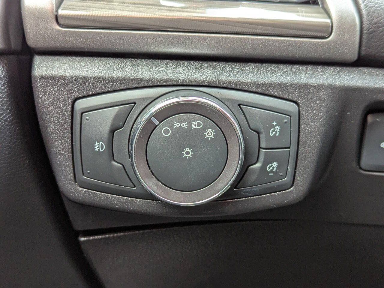 Used 2017 Ford Fusion SE w/ Fusion SE Technology Package AWD/4WD image 27