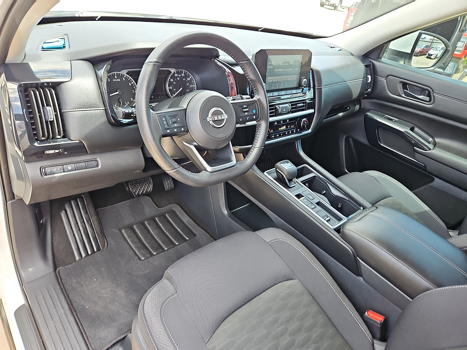 Used 2024 Nissan Pathfinder SV FWD image 11