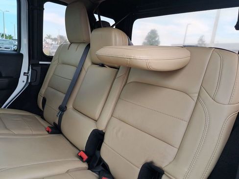 Used 2019 Jeep Wrangler Unlimited Sahara image 14