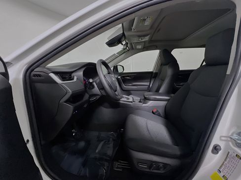 Used 2021 Toyota RAV4 XLE w/ Convenience Package FWD image 15