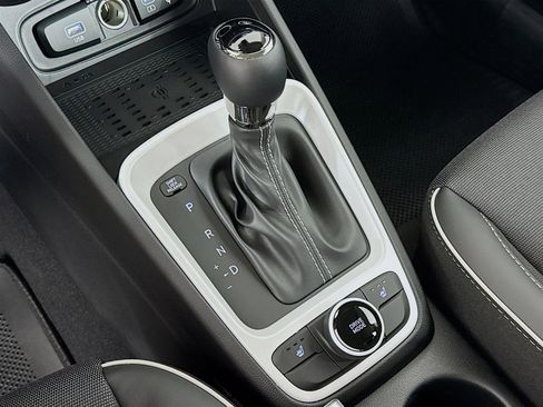 Certified 2025 Hyundai Venue Limited image 18