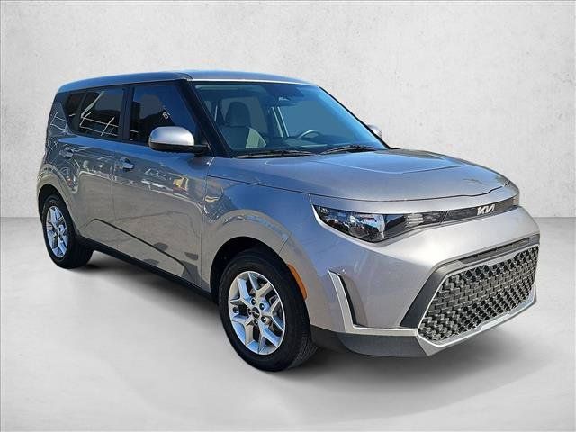 Used 2025 Kia Soul LX w/ LX Technology Package FWD image 3