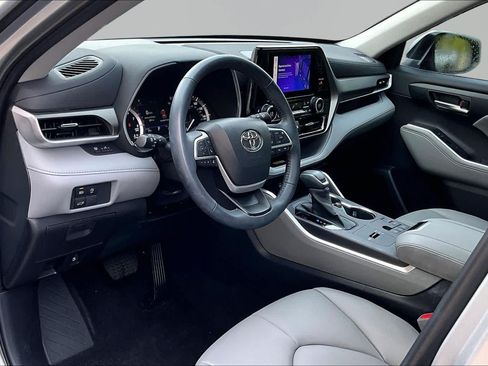 Used 2023 Toyota Highlander XLE FWD image 18