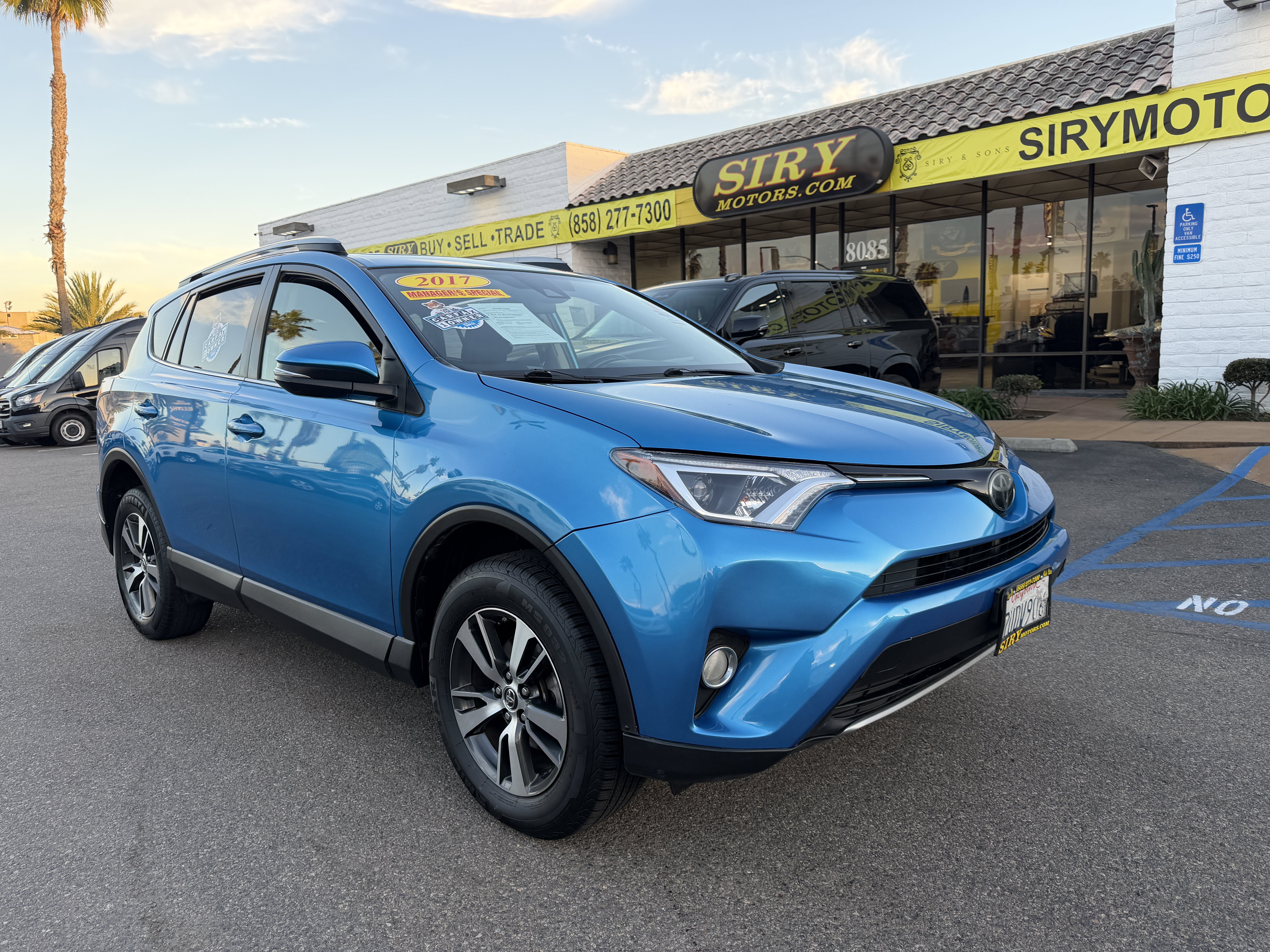 Used 2017 Toyota RAV4 XLE w/ Preferred Accessory Package FWD image 1