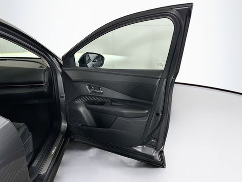 Used 2023 Nissan Ariya AWD image 32