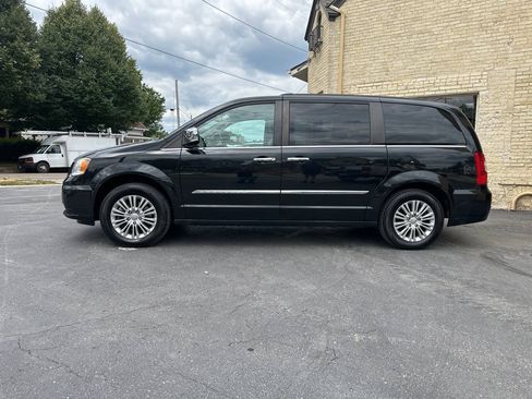 Used 2015 Chrysler Town & Country Touring-L w/ Driver Convenience Group FWD image 2