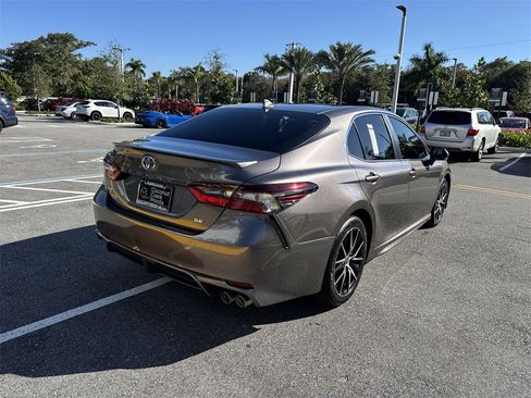 Used 2023 Toyota Camry SE image 4