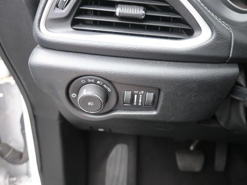 Used 2024 Chrysler Pacifica Limited FWD image 33