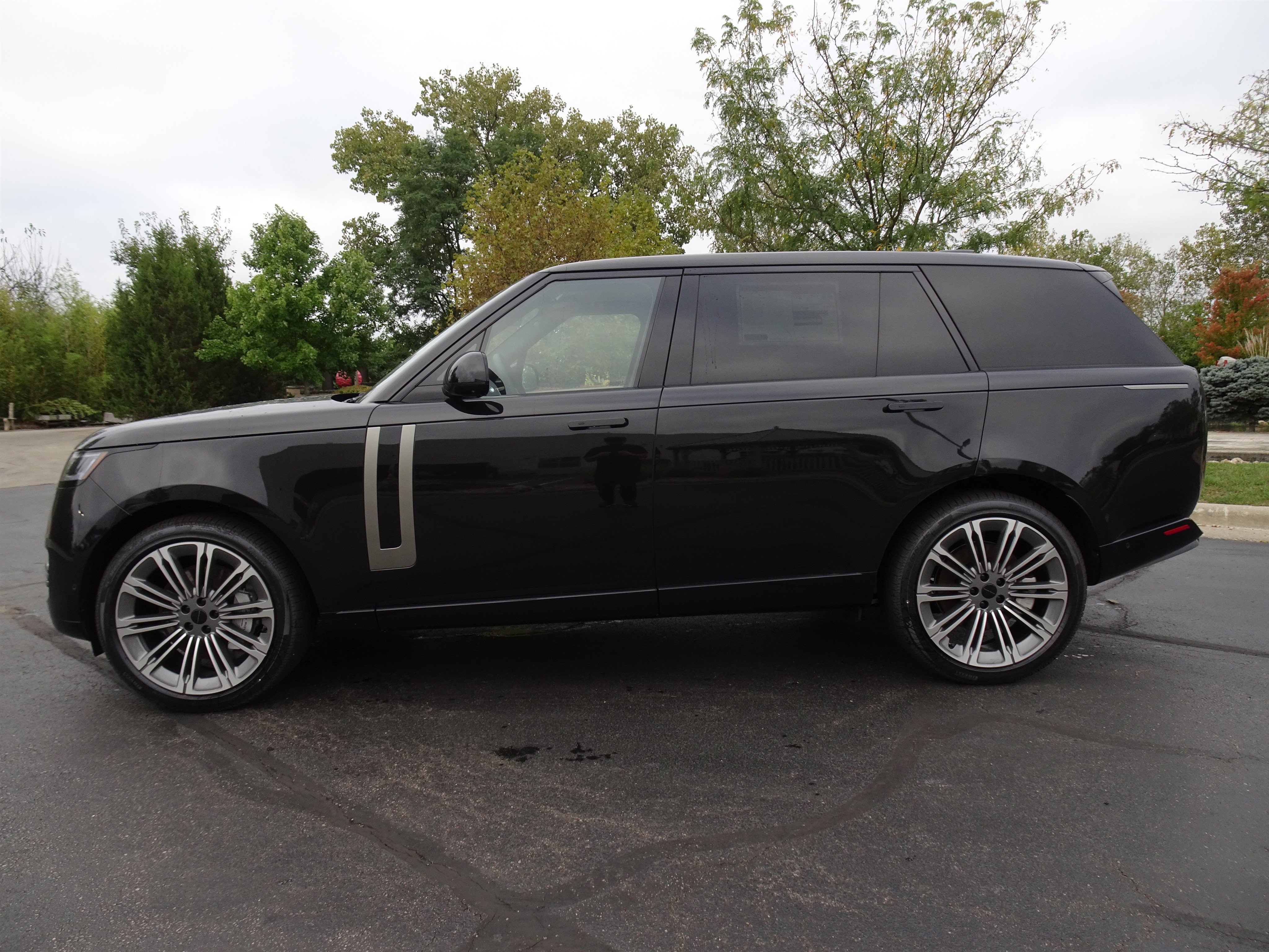 New 2026 Land Rover Range Rover Long Wheelbase SE AWD/4WD image 3