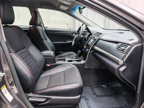 Used 2017 Toyota Camry SE image 19