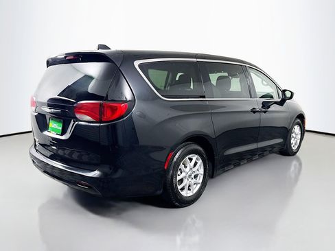 Used 2023 Chrysler Voyager LX image 10