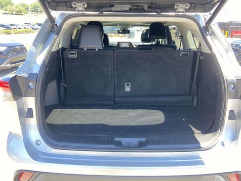 Used 2023 Toyota Highlander XLE FWD image 11