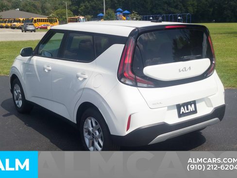 Used 2025 Kia Soul LX w/ LX Technology Package FWD image 9