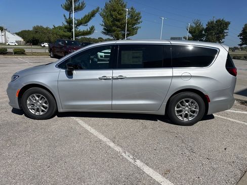 New 2026 Chrysler Pacifica Select image 18