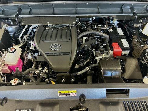 Used 2025 Toyota Highlander XLE FWD image 29