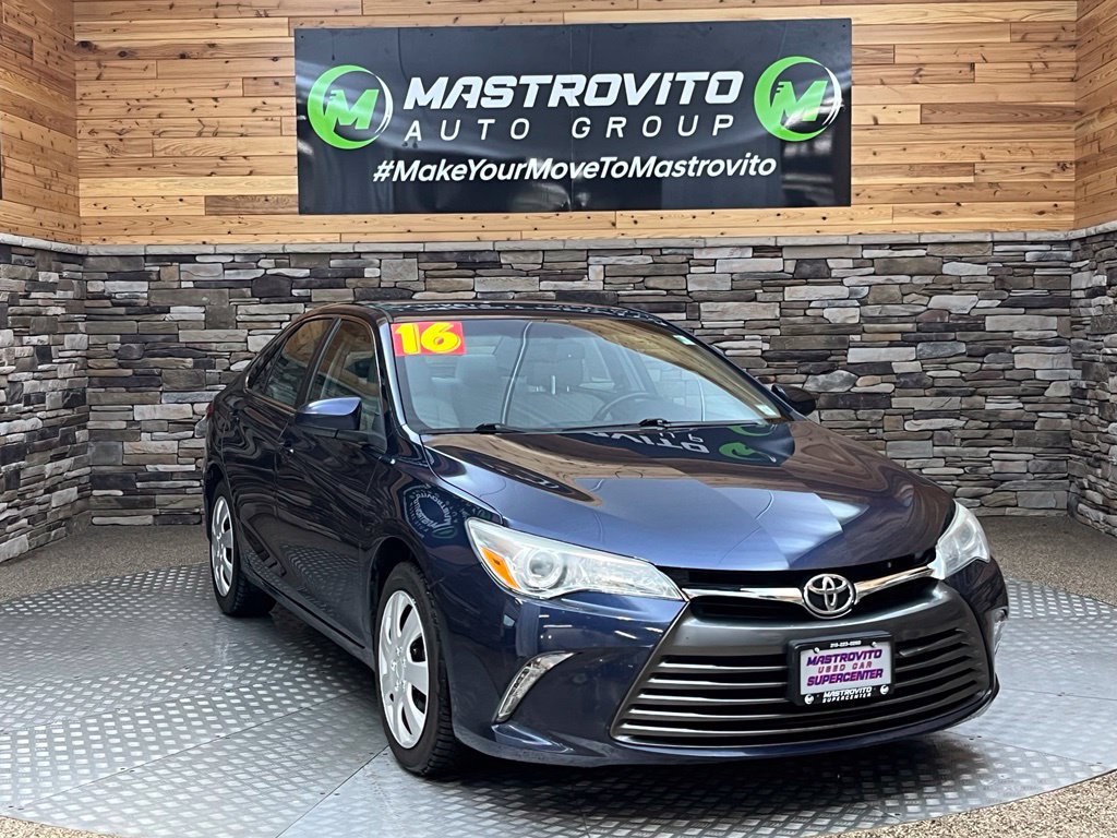 Used 2016 Toyota Camry XLE w/ Moonroof Package FWD image 2