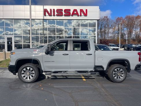 Used 2024 Chevrolet Silverado 2500 Custom w/ Custom Value Package image 2