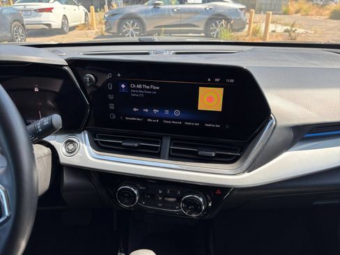 Used 2025 Chevrolet Trax LT w/ LT Convenience Package FWD image 14