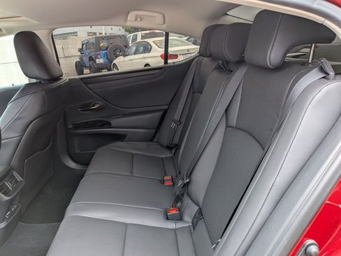 Used 2025 Lexus ES 300h w/ Premium Package FWD image 17