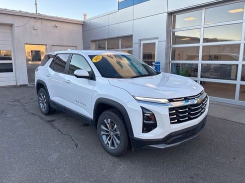 Used 2025 Chevrolet Equinox LT w/ Safety and Technology Package image 2