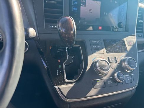 Used 2017 Toyota Sienna Limited Premium image 24